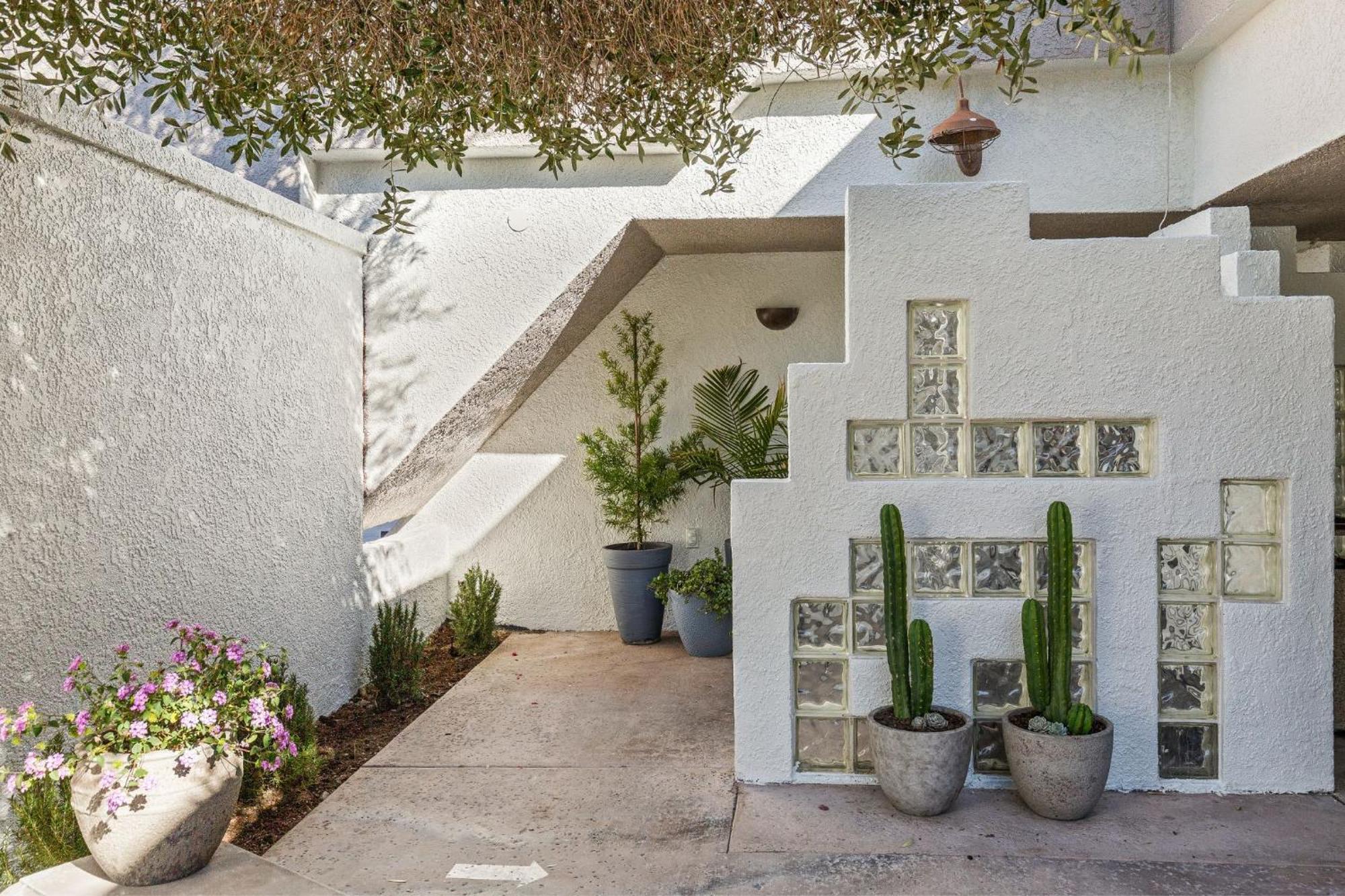 Casa Oliver Hotel & Resort - A Men'S Clothing Optional Resort In Palm Springs Exterior photo