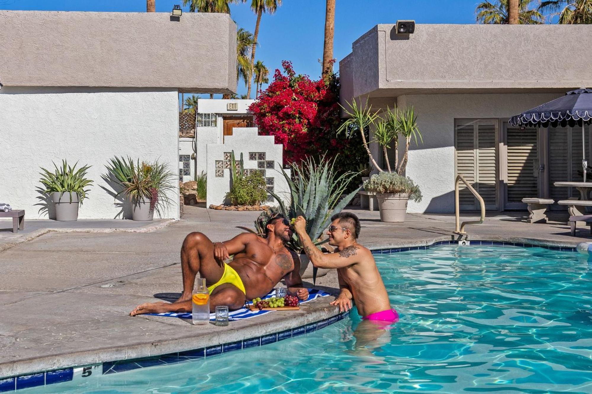 Casa Oliver Hotel & Resort - A Men'S Clothing Optional Resort In Palm Springs Exterior photo